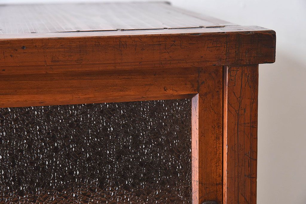 アンティーク家具　和製アンティーク　ダイヤガラス入り!古い木の質感が味わい深い収納棚(食器棚、戸棚)