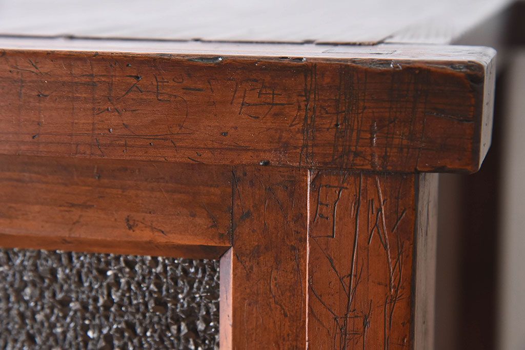 アンティーク家具　和製アンティーク　ダイヤガラス入り!古い木の質感が味わい深い収納棚(食器棚、戸棚)