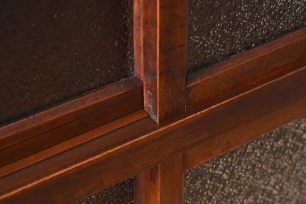 アンティーク家具　和製アンティーク　ダイヤガラス入り!古い木の質感が味わい深い収納棚(食器棚、戸棚)