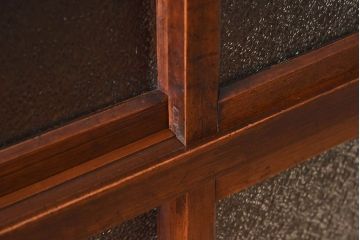 アンティーク家具　和製アンティーク　ダイヤガラス入り!古い木の質感が味わい深い収納棚(食器棚、戸棚)