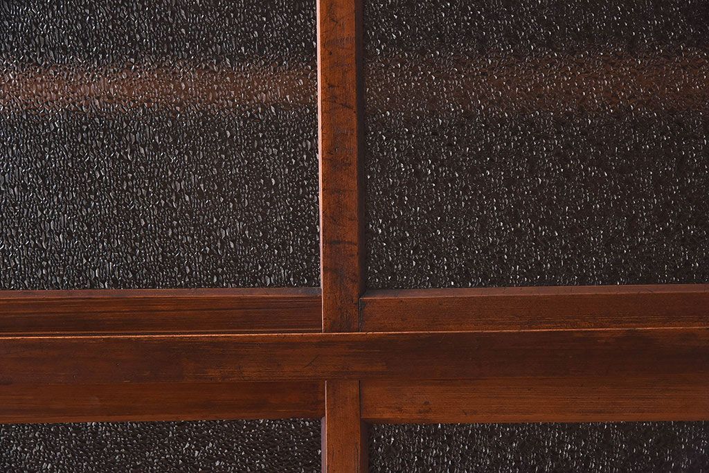 アンティーク家具　和製アンティーク　ダイヤガラス入り!古い木の質感が味わい深い収納棚(食器棚、戸棚)