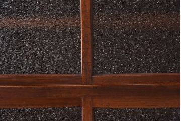 アンティーク家具　和製アンティーク　ダイヤガラス入り!古い木の質感が味わい深い収納棚(食器棚、戸棚)