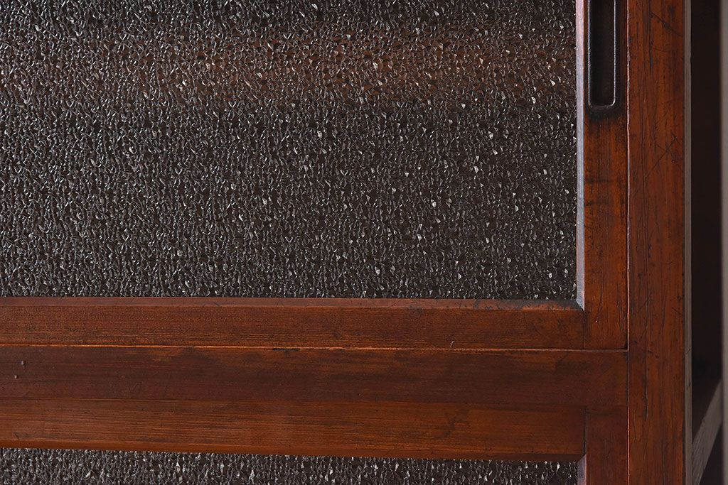 アンティーク家具　和製アンティーク　ダイヤガラス入り!古い木の質感が味わい深い収納棚(食器棚、戸棚)