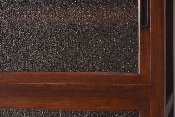 アンティーク家具　和製アンティーク　ダイヤガラス入り!古い木の質感が味わい深い収納棚(食器棚、戸棚)