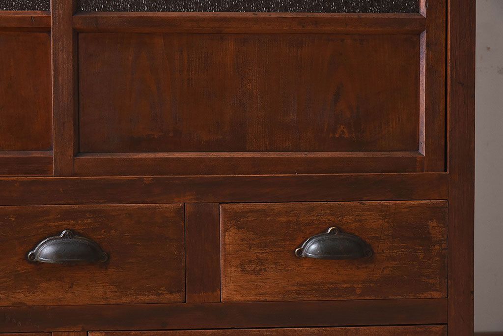 アンティーク家具　和製アンティーク　ダイヤガラス入り!古い木の質感が味わい深い収納棚(食器棚、戸棚)