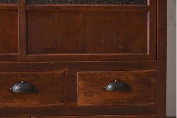 アンティーク家具　和製アンティーク　ダイヤガラス入り!古い木の質感が味わい深い収納棚(食器棚、戸棚)