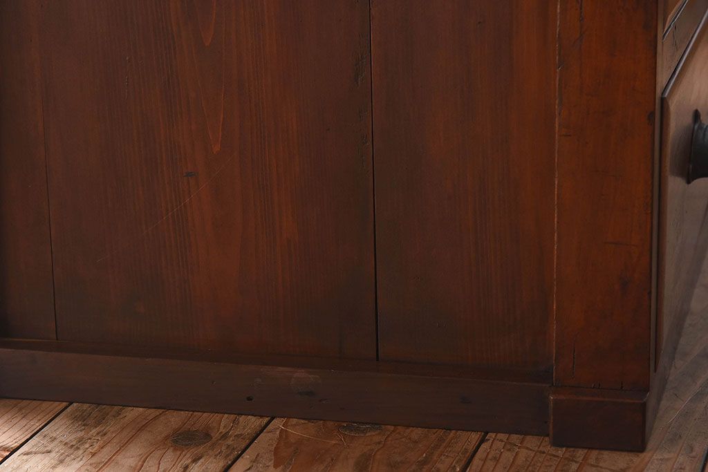 アンティーク家具　和製アンティーク　ダイヤガラス入り!古い木の質感が味わい深い収納棚(食器棚、戸棚)