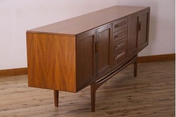 北欧スタイル家具　チーク材製　G-plan(ジープラン)　スタイリッシュなデザインのサイドボード(サイドキャビネット)