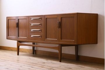 北欧スタイル家具　チーク材製　G-plan(ジープラン)　スタイリッシュなデザインのサイドボード(サイドキャビネット)