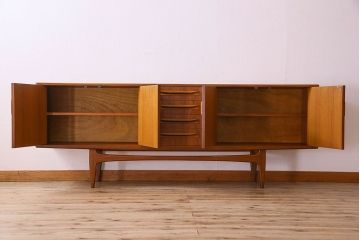 北欧スタイル家具　チーク材製　G-plan(ジープラン)　スタイリッシュなデザインのサイドボード(サイドキャビネット)