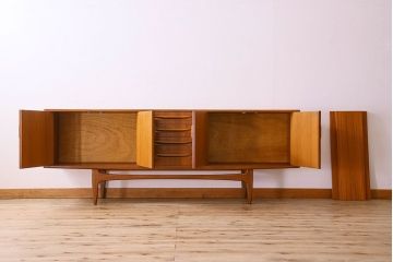 北欧スタイル家具　チーク材製　G-plan(ジープラン)　スタイリッシュなデザインのサイドボード(サイドキャビネット)