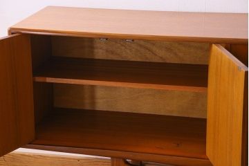 北欧スタイル家具　チーク材製　G-plan(ジープラン)　スタイリッシュなデザインのサイドボード(サイドキャビネット)