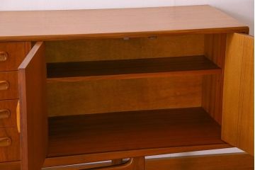 北欧スタイル家具　チーク材製　G-plan(ジープラン)　スタイリッシュなデザインのサイドボード(サイドキャビネット)