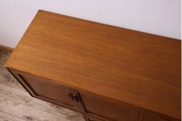 北欧スタイル家具　チーク材製　G-plan(ジープラン)　スタイリッシュなデザインのサイドボード(サイドキャビネット)