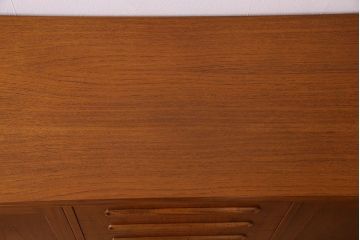 北欧スタイル家具　チーク材製　G-plan(ジープラン)　スタイリッシュなデザインのサイドボード(サイドキャビネット)