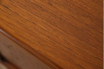 北欧スタイル家具　チーク材製　G-plan(ジープラン)　スタイリッシュなデザインのサイドボード(サイドキャビネット)