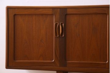 北欧スタイル家具　チーク材製　G-plan(ジープラン)　スタイリッシュなデザインのサイドボード(サイドキャビネット)