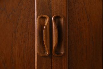 北欧スタイル家具　チーク材製　G-plan(ジープラン)　スタイリッシュなデザインのサイドボード(サイドキャビネット)