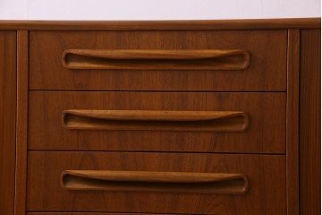 北欧スタイル家具　チーク材製　G-plan(ジープラン)　スタイリッシュなデザインのサイドボード(サイドキャビネット)