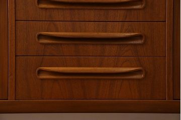 北欧スタイル家具　チーク材製　G-plan(ジープラン)　スタイリッシュなデザインのサイドボード(サイドキャビネット)