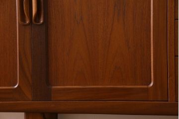 北欧スタイル家具　チーク材製　G-plan(ジープラン)　スタイリッシュなデザインのサイドボード(サイドキャビネット)