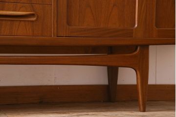 北欧スタイル家具　チーク材製　G-plan(ジープラン)　スタイリッシュなデザインのサイドボード(サイドキャビネット)