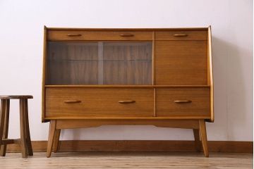 北欧スタイル家具　G-PLAN(ジープラン)　チーク材　機能性に優れたサイドボード(サイドキャビネット、リビングボード)