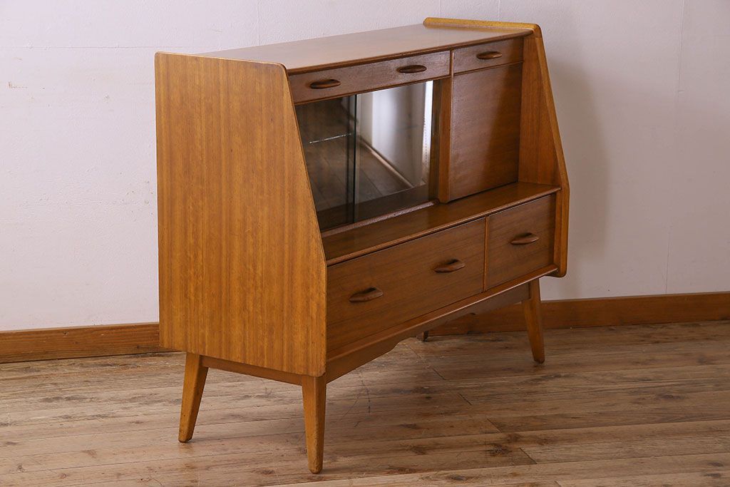 北欧スタイル家具　G-PLAN(ジープラン)　チーク材　機能性に優れたサイドボード(サイドキャビネット、リビングボード)