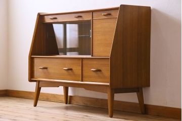 北欧スタイル家具　G-PLAN(ジープラン)　チーク材　機能性に優れたサイドボード(サイドキャビネット、リビングボード)