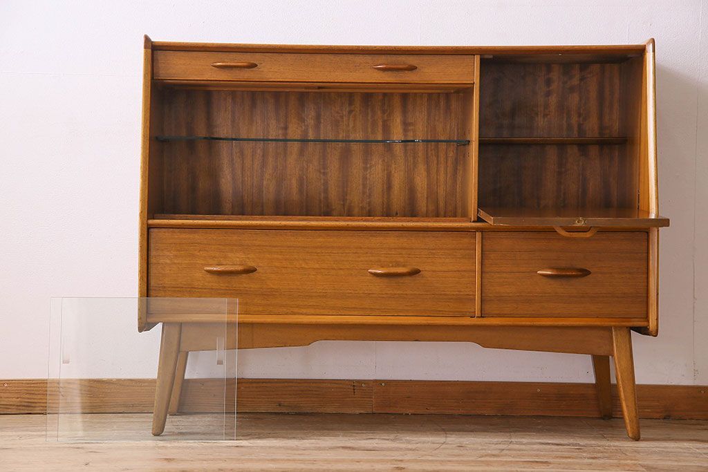 北欧スタイル家具　G-PLAN(ジープラン)　チーク材　機能性に優れたサイドボード(サイドキャビネット、リビングボード)