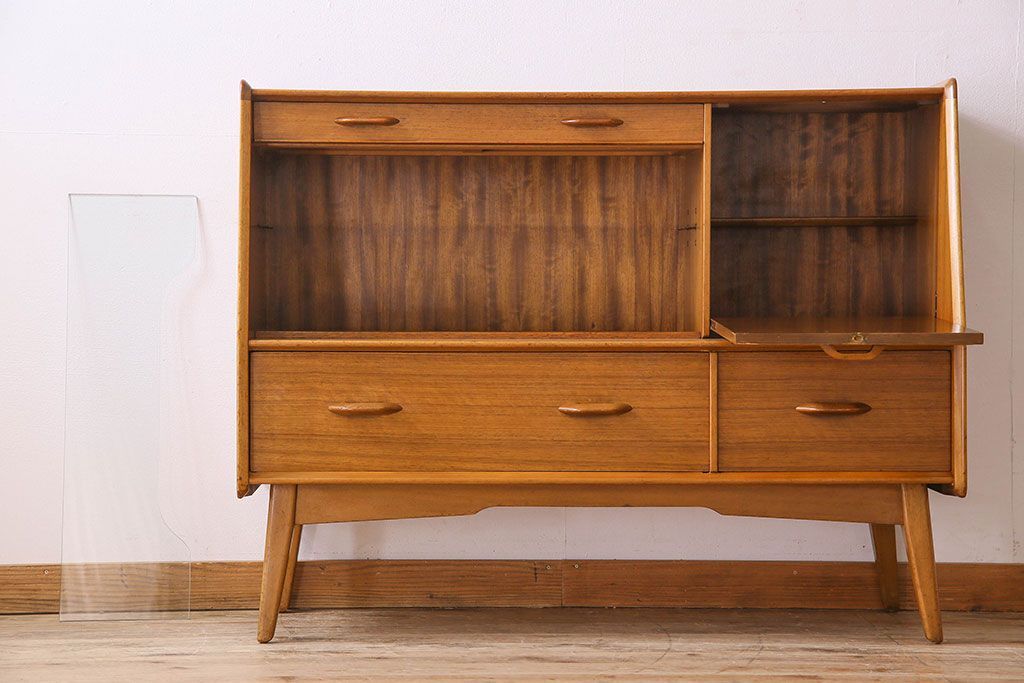 北欧スタイル家具　G-PLAN(ジープラン)　チーク材　機能性に優れたサイドボード(サイドキャビネット、リビングボード)