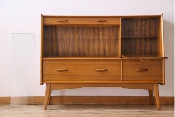 北欧スタイル家具　G-PLAN(ジープラン)　チーク材　機能性に優れたサイドボード(サイドキャビネット、リビングボード)