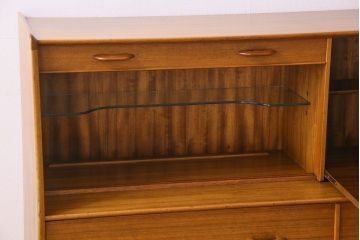 北欧スタイル家具　G-PLAN(ジープラン)　チーク材　機能性に優れたサイドボード(サイドキャビネット、リビングボード)