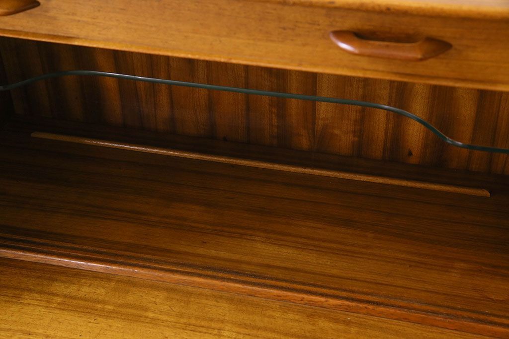 北欧スタイル家具　G-PLAN(ジープラン)　チーク材　機能性に優れたサイドボード(サイドキャビネット、リビングボード)