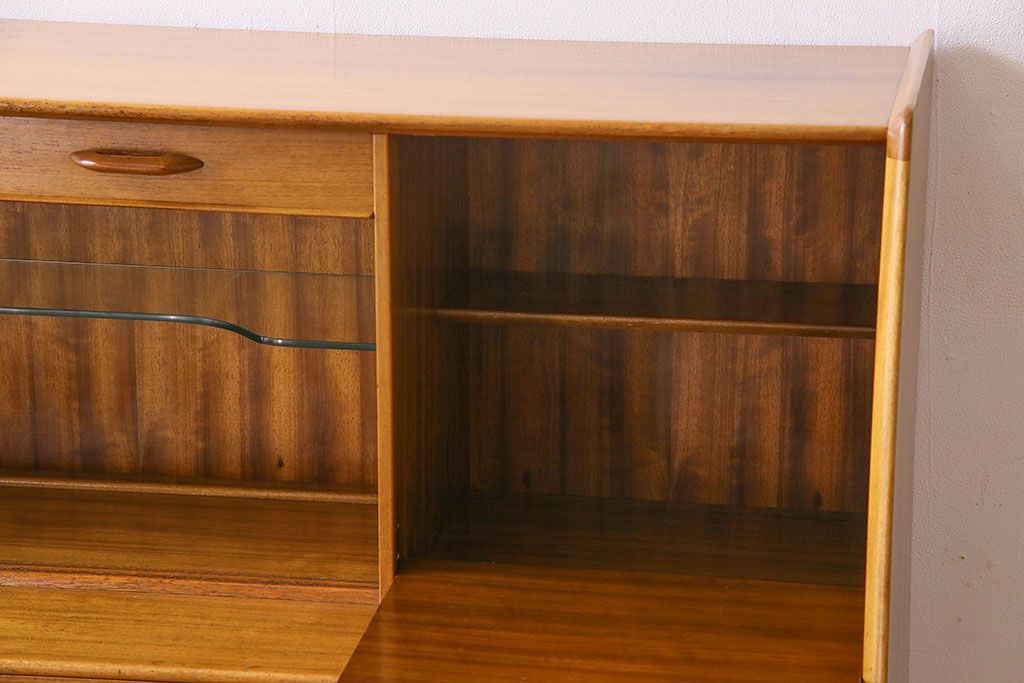 北欧スタイル家具　G-PLAN(ジープラン)　チーク材　機能性に優れたサイドボード(サイドキャビネット、リビングボード)