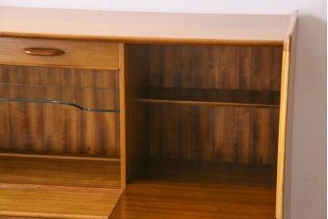 北欧スタイル家具　G-PLAN(ジープラン)　チーク材　機能性に優れたサイドボード(サイドキャビネット、リビングボード)