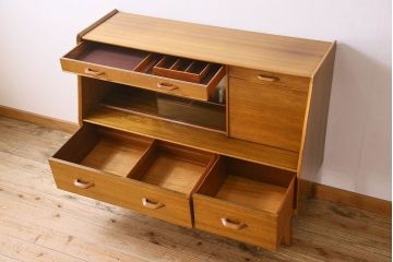 北欧スタイル家具　G-PLAN(ジープラン)　チーク材　機能性に優れたサイドボード(サイドキャビネット、リビングボード)