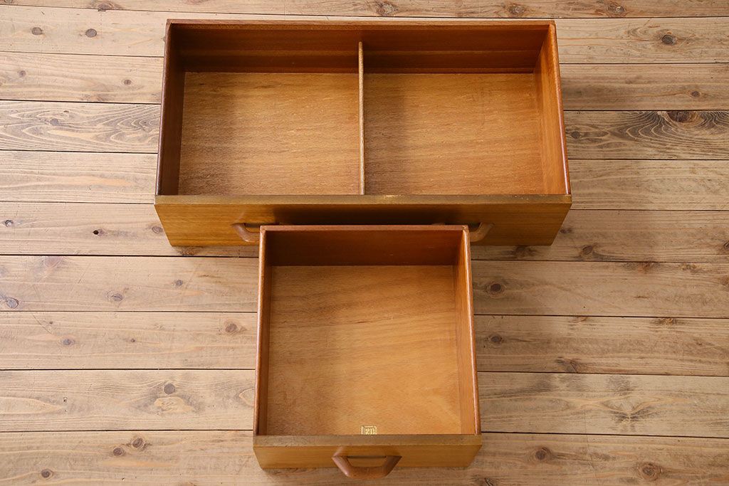 北欧スタイル家具　G-PLAN(ジープラン)　チーク材　機能性に優れたサイドボード(サイドキャビネット、リビングボード)