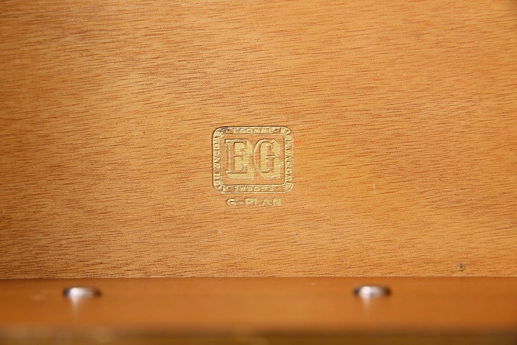 北欧スタイル家具　G-PLAN(ジープラン)　チーク材　機能性に優れたサイドボード(サイドキャビネット、リビングボード)