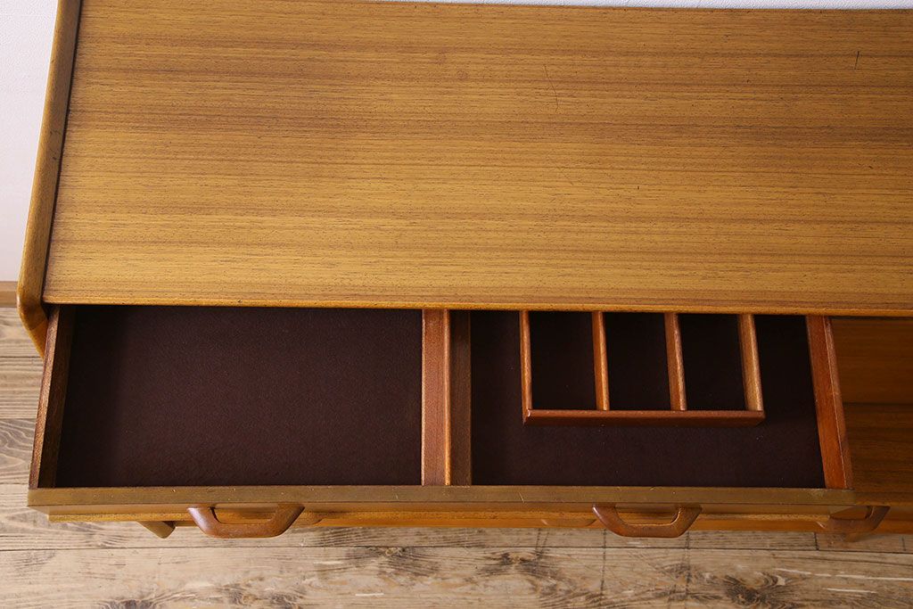 北欧スタイル家具　G-PLAN(ジープラン)　チーク材　機能性に優れたサイドボード(サイドキャビネット、リビングボード)