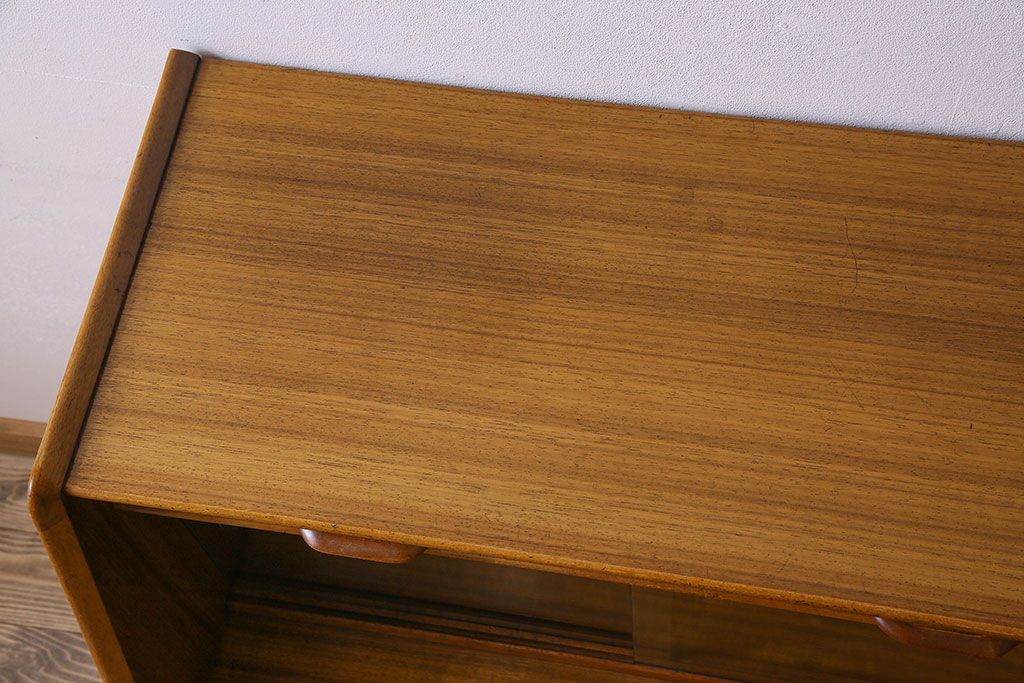 北欧スタイル家具　G-PLAN(ジープラン)　チーク材　機能性に優れたサイドボード(サイドキャビネット、リビングボード)