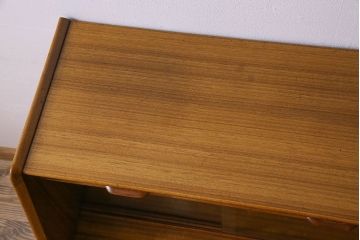 北欧スタイル家具　G-PLAN(ジープラン)　チーク材　機能性に優れたサイドボード(サイドキャビネット、リビングボード)