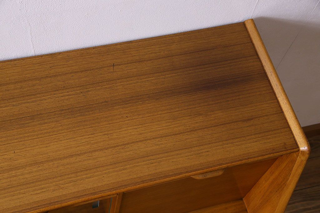 北欧スタイル家具　G-PLAN(ジープラン)　チーク材　機能性に優れたサイドボード(サイドキャビネット、リビングボード)