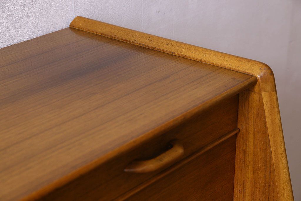 北欧スタイル家具　G-PLAN(ジープラン)　チーク材　機能性に優れたサイドボード(サイドキャビネット、リビングボード)