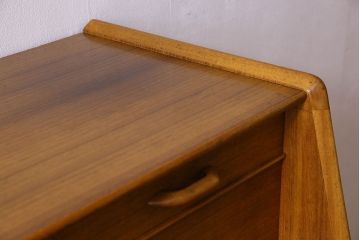 北欧スタイル家具　G-PLAN(ジープラン)　チーク材　機能性に優れたサイドボード(サイドキャビネット、リビングボード)