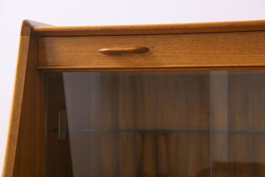 北欧スタイル家具　G-PLAN(ジープラン)　チーク材　機能性に優れたサイドボード(サイドキャビネット、リビングボード)