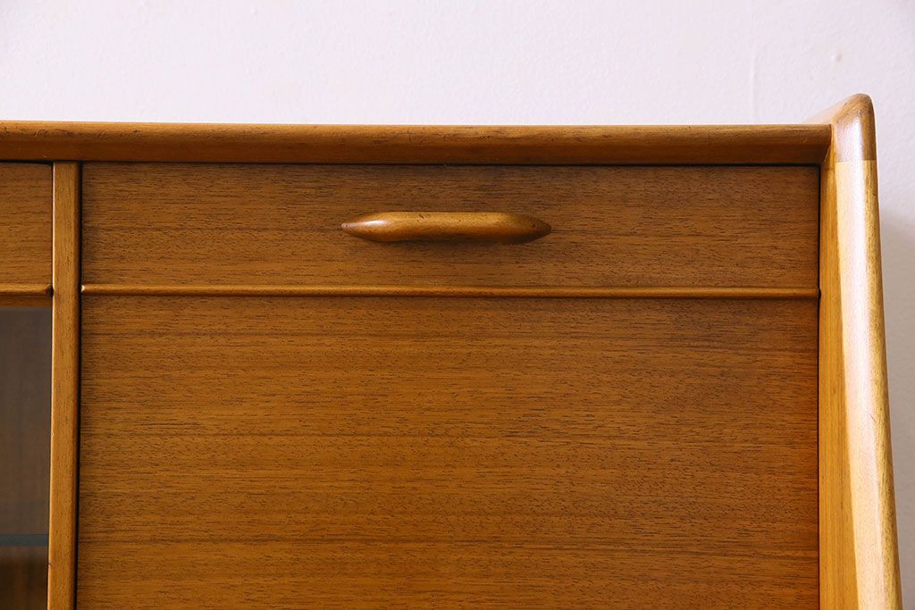 北欧スタイル家具　G-PLAN(ジープラン)　チーク材　機能性に優れたサイドボード(サイドキャビネット、リビングボード)