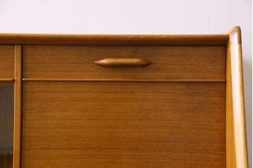 北欧スタイル家具　G-PLAN(ジープラン)　チーク材　機能性に優れたサイドボード(サイドキャビネット、リビングボード)