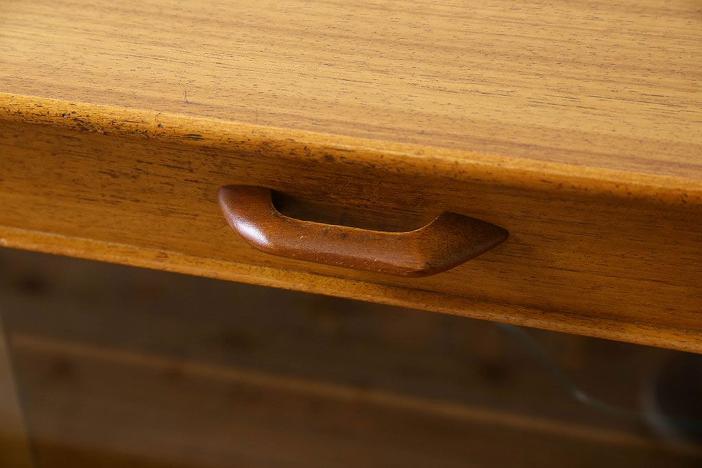 北欧スタイル家具　G-PLAN(ジープラン)　チーク材　機能性に優れたサイドボード(サイドキャビネット、リビングボード)