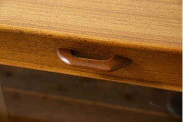 北欧スタイル家具　G-PLAN(ジープラン)　チーク材　機能性に優れたサイドボード(サイドキャビネット、リビングボード)